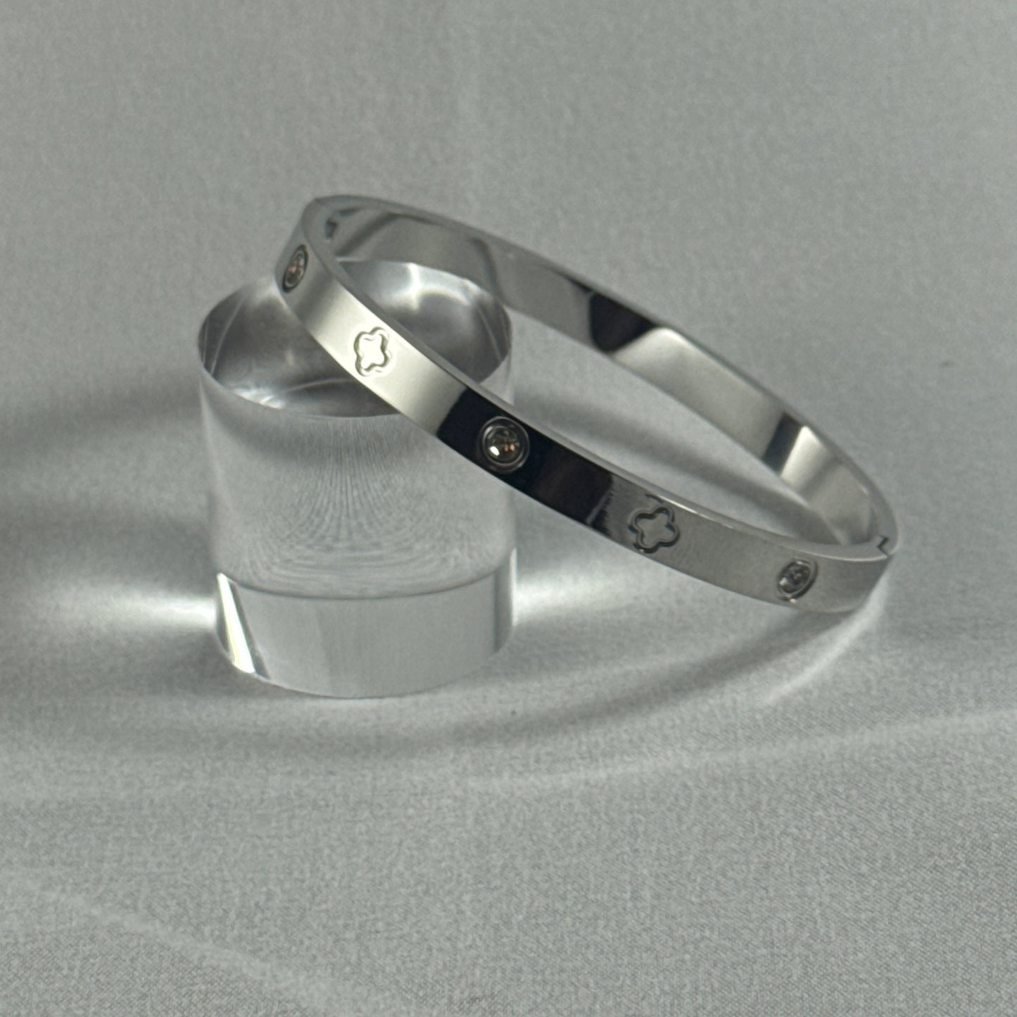 Amelia clover bangle