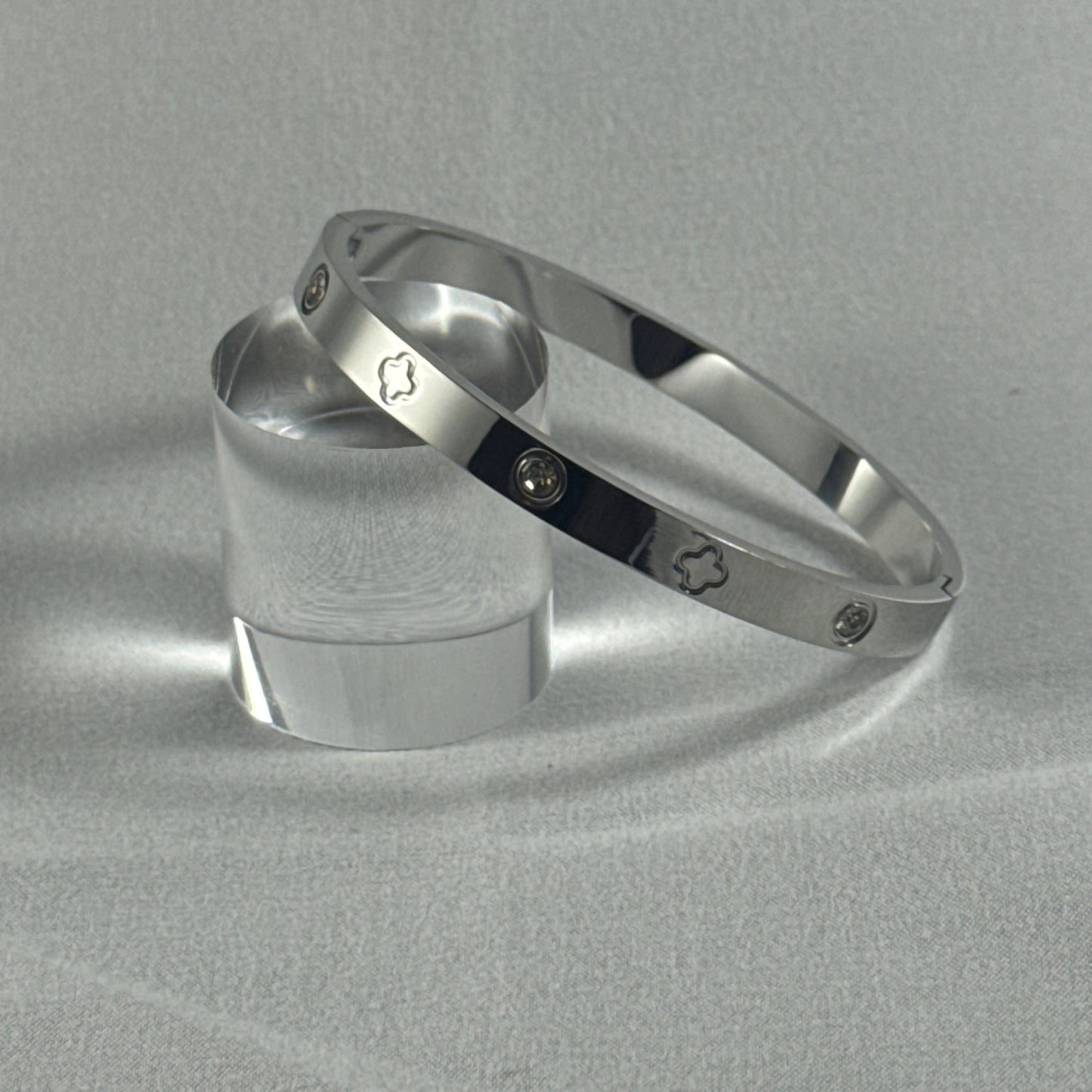 Amelia clover bangle