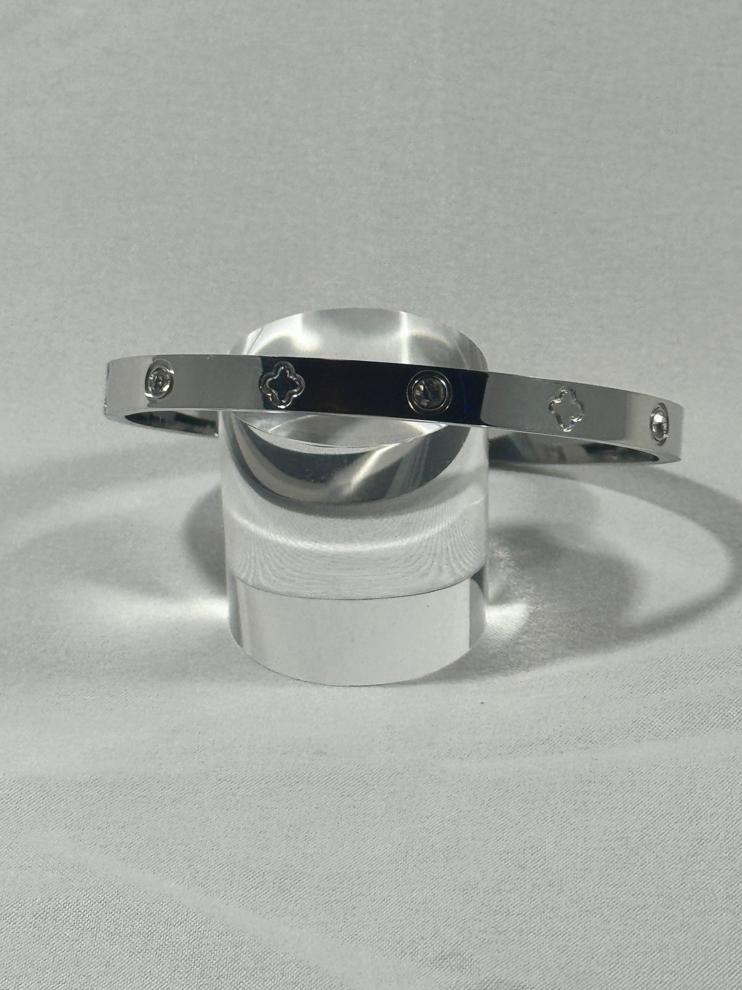 Amelia clover bangle