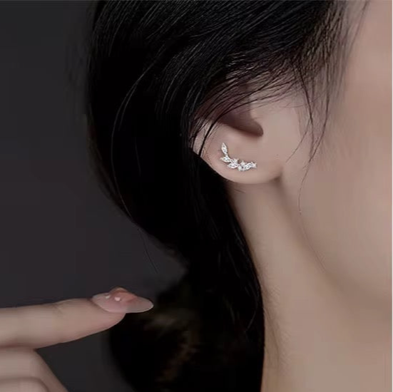 Dainty leaf earrings