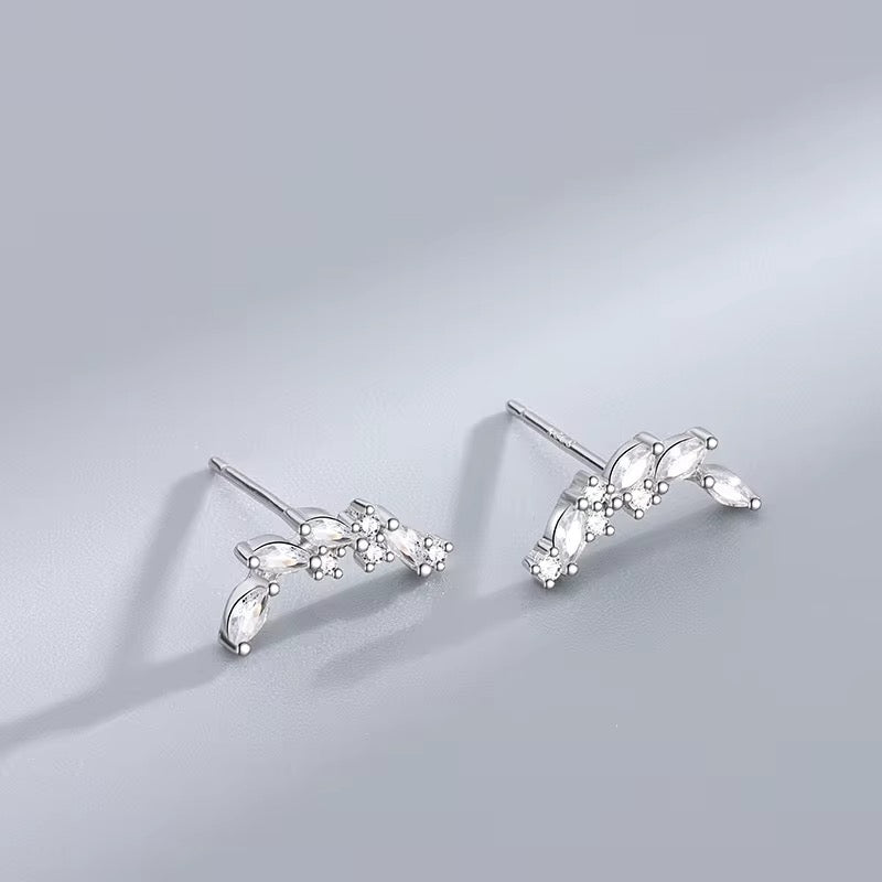 Dainty leaf earrings