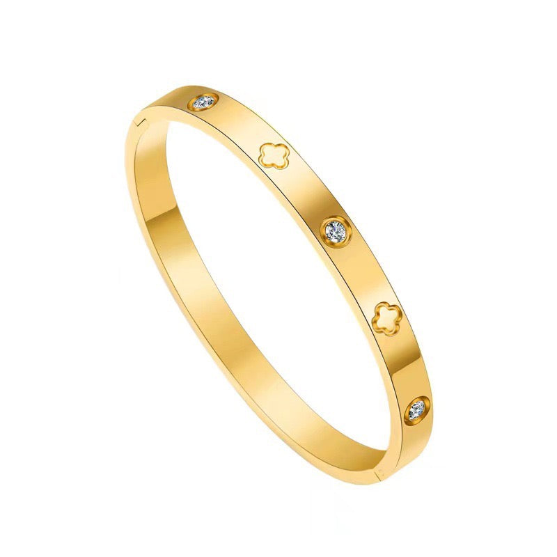 Amelia clover bangle