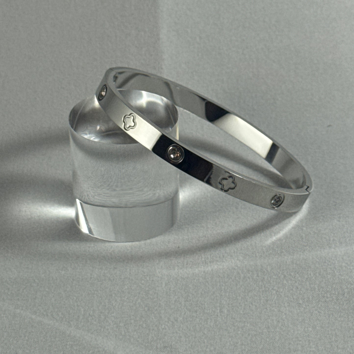 Amelia clover bangle