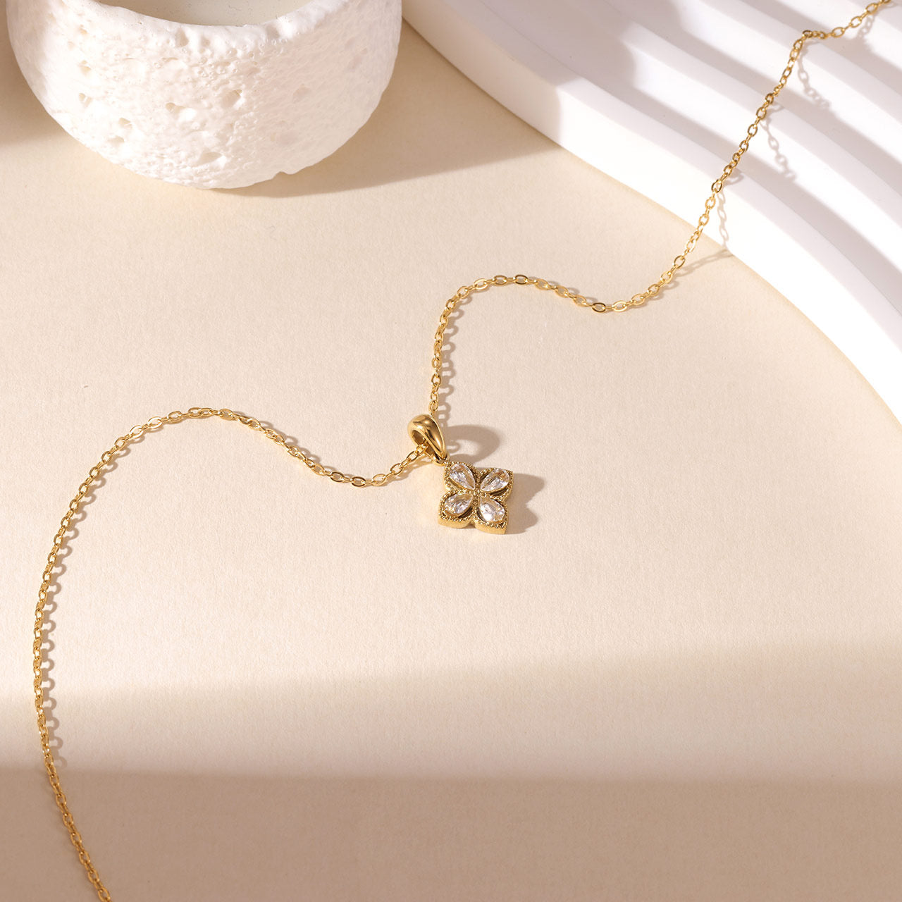 Stella flower zircon necklace
